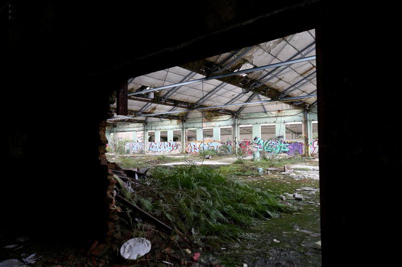 Los vecinos de San Claudio urgen medidas para evitar una desgracia en un recinto que dejó de tener actividad el 30 de abril de 2009, dejando en el paro a 44 trabajadores y dando carpetazo a 108 años de esplendor y exportación del nombre de San Claudio y de la ciudad de Oviedo.