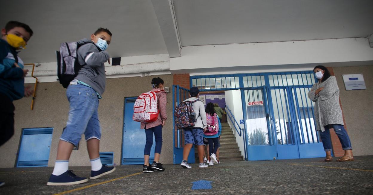 Varios alumnos acceden a las aulas en el colegio Germán Fernández Ramos. 