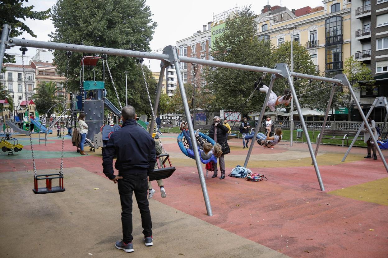 Varios adultos vigilan a los niños que a primera hora de la tarde de ayer jugaban en el parque de Begoña, en Gijón. 