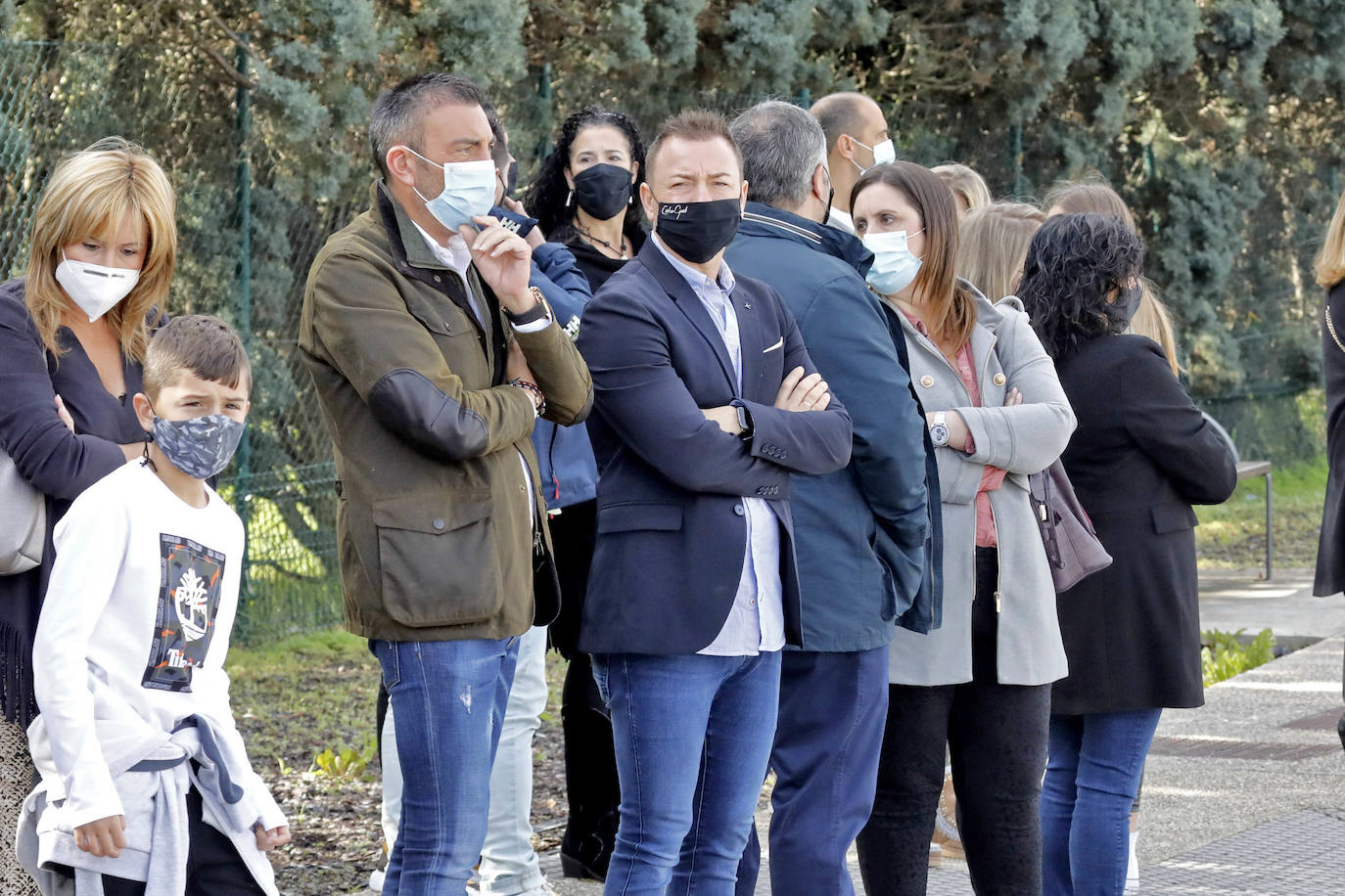 Más de un millar de personas despiden entre lágrimas y aplausos a 'Floro' Gordillo