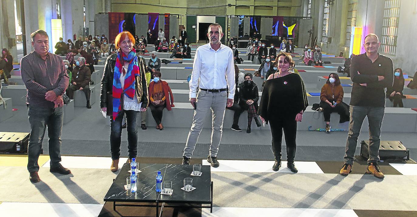Fulgencio Argüelles, Laura Castañón, Rafael Gutiérrez, Leticia Sánchez y Julio Rodríguez, ayer, antes de comenzar el acto en el almacén de la Fábrica de Armas.