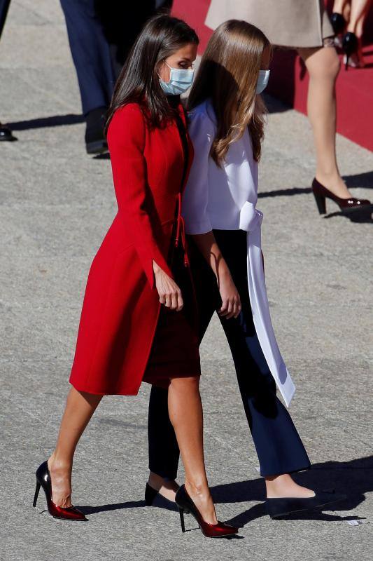 El estilismo de la Reina Letizia, de la Princesa Leonor y de la Infanta Sofía durante el desfile del 12 de octubre en la plaza de la Armería del Palacio Real de Madrid han captado la atención mediática. La Reina ha vuelto a apostar por Felipe Varela y ha rescatado un sobrio dos piezas de inspiración oriental, formado por un vestido de terciopelo con botones y un abrigo recto en crepe que se abrocha con pequeños lazos. La Princesa Leonor ha lucido una falda abullonada de color azul y un cuerpo con mangas de farol, del que prendía la insignia de la orden del Toisón de Oro. La Infanta Sofía, mucho más sobria, ha optado este 12-O por un conjunto compuesto por un pantalón ancho y una camisola con gran lazada.