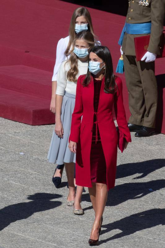 El estilismo de la Reina Letizia, de la Princesa Leonor y de la Infanta Sofía durante el desfile del 12 de octubre en la plaza de la Armería del Palacio Real de Madrid han captado la atención mediática. La Reina ha vuelto a apostar por Felipe Varela y ha rescatado un sobrio dos piezas de inspiración oriental, formado por un vestido de terciopelo con botones y un abrigo recto en crepe que se abrocha con pequeños lazos. La Princesa Leonor ha lucido una falda abullonada de color azul y un cuerpo con mangas de farol, del que prendía la insignia de la orden del Toisón de Oro. La Infanta Sofía, mucho más sobria, ha optado este 12-O por un conjunto compuesto por un pantalón ancho y una camisola con gran lazada.