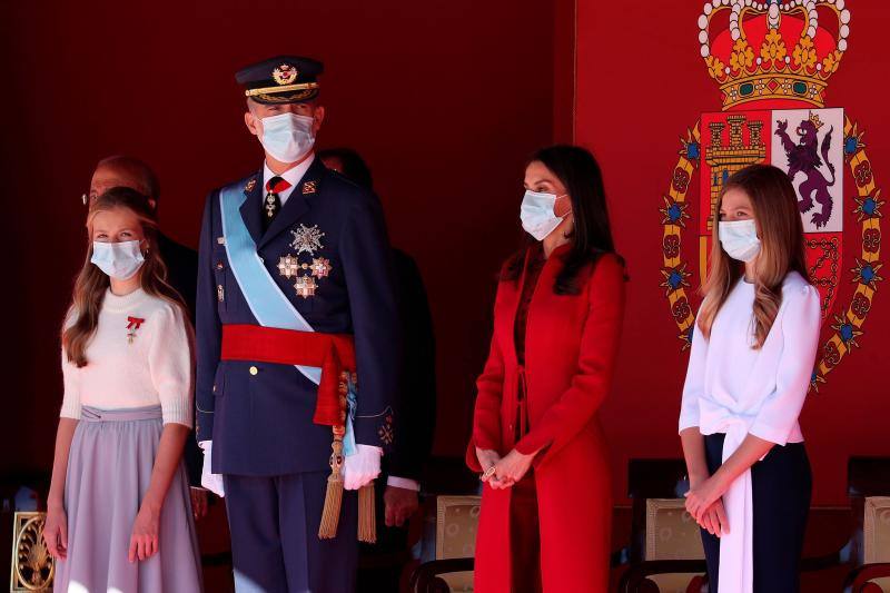 El estilismo de la Reina Letizia, de la Princesa Leonor y de la Infanta Sofía durante el desfile del 12 de octubre en la plaza de la Armería del Palacio Real de Madrid han captado la atención mediática. La Reina ha vuelto a apostar por Felipe Varela y ha rescatado un sobrio dos piezas de inspiración oriental, formado por un vestido de terciopelo con botones y un abrigo recto en crepe que se abrocha con pequeños lazos. La Princesa Leonor ha lucido una falda abullonada de color azul y un cuerpo con mangas de farol, del que prendía la insignia de la orden del Toisón de Oro. La Infanta Sofía, mucho más sobria, ha optado este 12-O por un conjunto compuesto por un pantalón ancho y una camisola con gran lazada.