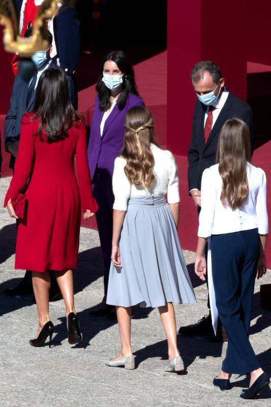 El estilismo de la Reina Letizia, de la Princesa Leonor y de la Infanta Sofía durante el desfile del 12 de octubre en la plaza de la Armería del Palacio Real de Madrid han captado la atención mediática. La Reina ha vuelto a apostar por Felipe Varela y ha rescatado un sobrio dos piezas de inspiración oriental, formado por un vestido de terciopelo con botones y un abrigo recto en crepe que se abrocha con pequeños lazos. La Princesa Leonor ha lucido una falda abullonada de color azul y un cuerpo con mangas de farol, del que prendía la insignia de la orden del Toisón de Oro. La Infanta Sofía, mucho más sobria, ha optado este 12-O por un conjunto compuesto por un pantalón ancho y una camisola con gran lazada.