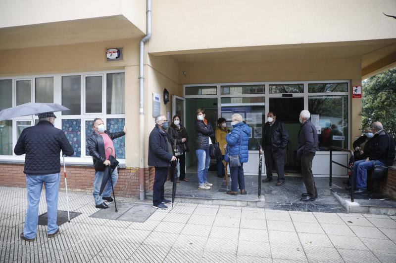 La vacunación contra la gripe se antoja este año más importante que en campañas anteriores, a causa de la crisis sanitaria del coronavirus. Por eso, el Principado ha ampliado los grupos de riesgo y ha dispuesto nuevos espacios para la vacunación, que ha comenzado este martes. La Consejería de Salud ha dispuesto 400.000 dosis, casi el doble que el año pasado, con el objetivo de alcanzar una cobertura del 75 por ciento de la población asturiana. 