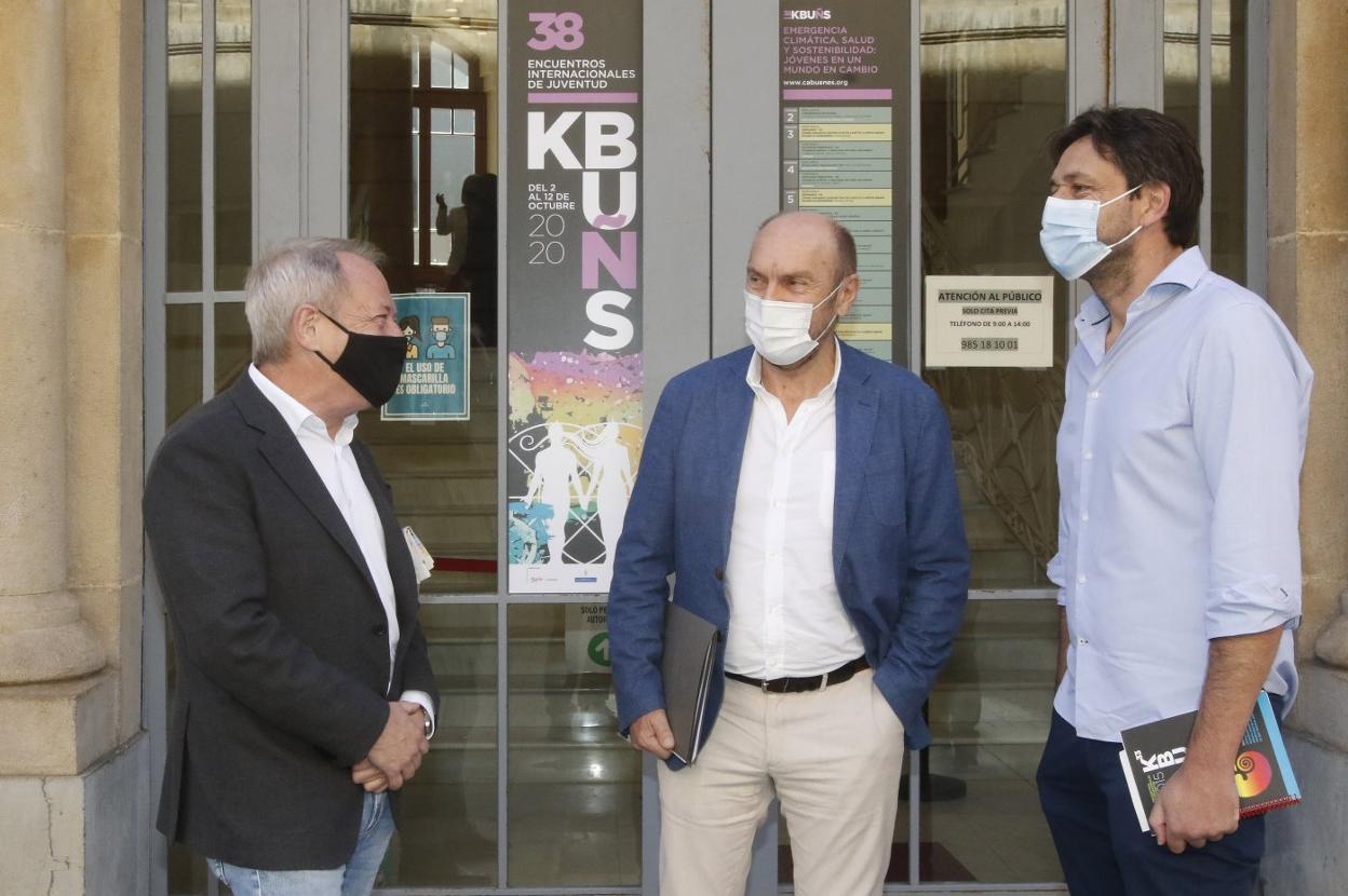 Aurelio Martín, Juan Cofiño y Alberto Ferrao, poco antes de la clausura de los encuentros. 
