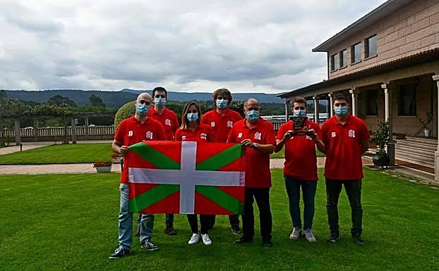 Suárez, primero por la derecha, con sus compañeros de club. 