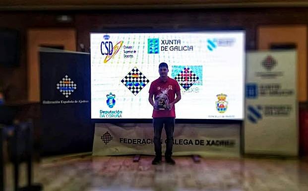 Suárez con su distinción como mejor cuarto tablero del torneo.