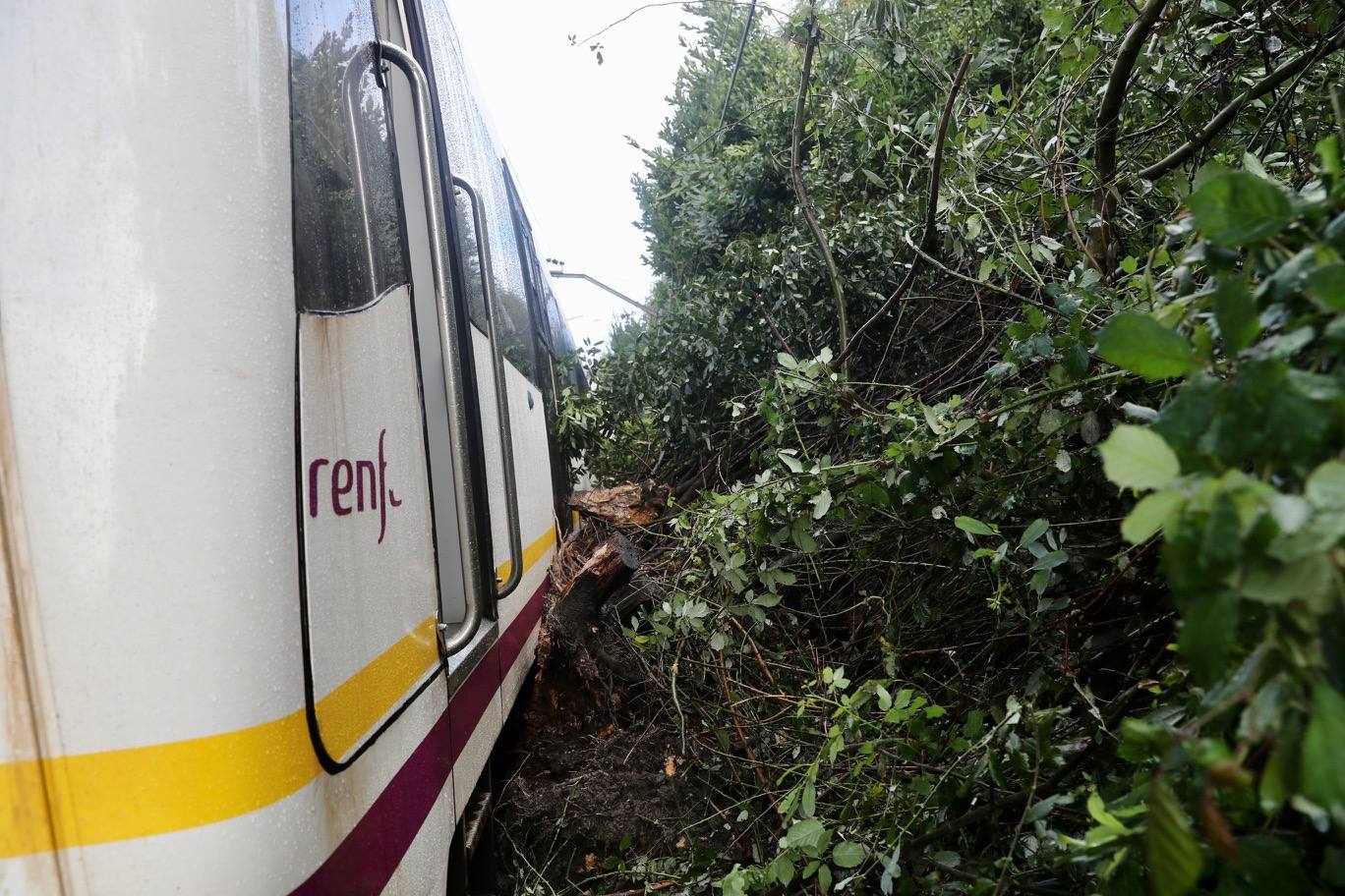 Un tren que circulaba este miércoles a las 8.58 entre Soto del Barco y Pravia ha sufrido un descarrilamiento al encontrarse en la vía con un desprendimiento de tierras. En la unidad iban 19 viajeros y personal de servicio de Feve. Según informan desde el Gobierno del Principado en el accidente han resultado heridas tres personas, dos leves y otra con pronóstico reservado. 