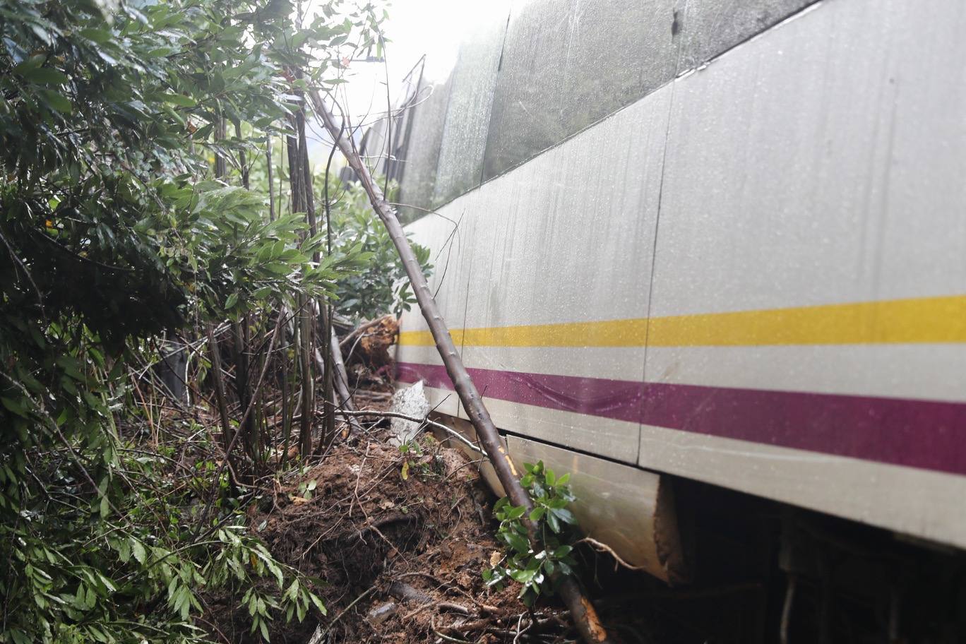 Un tren que circulaba este miércoles a las 8.58 entre Soto del Barco y Pravia ha sufrido un descarrilamiento al encontrarse en la vía con un desprendimiento de tierras. En la unidad iban 19 viajeros y personal de servicio de Feve. Según informan desde el Gobierno del Principado en el accidente han resultado heridas tres personas, dos leves y otra con pronóstico reservado. 