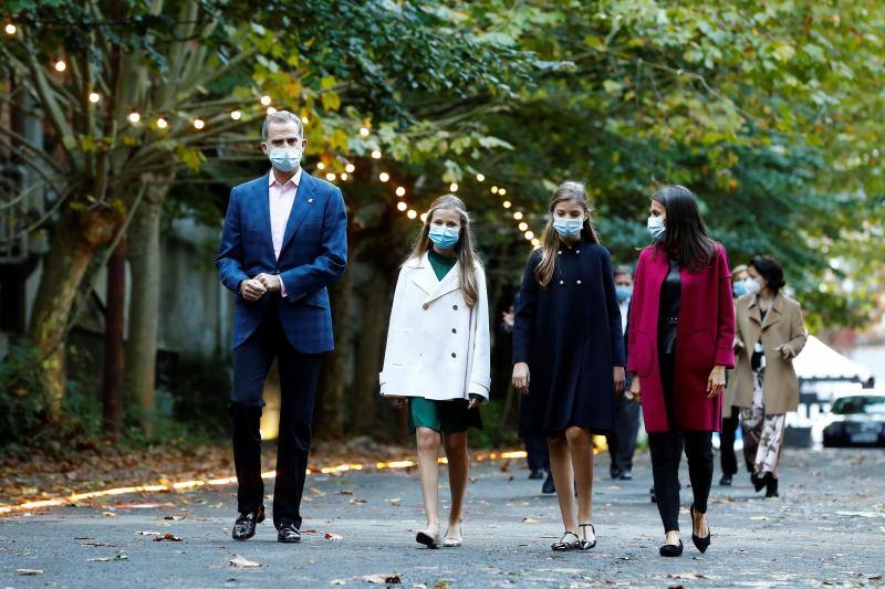 Felipe VI, la Reina Letizia, la Princesa Leonor y la infanta Sofía han recorrido las instalaciones culturales de la Semana de los Premios Princesa