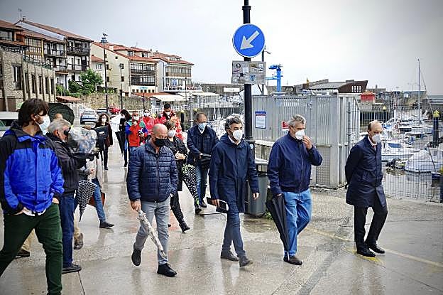 Alejandro Calvo, responsables de la obra, pescadores y miembros del cuatripartito, en el puerto. 
