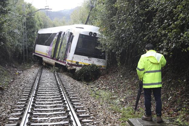 Estado en el que quedó la cabeza tractora tras descarrilar en una zona de densa vegetación, que dificulta las revisiones. 