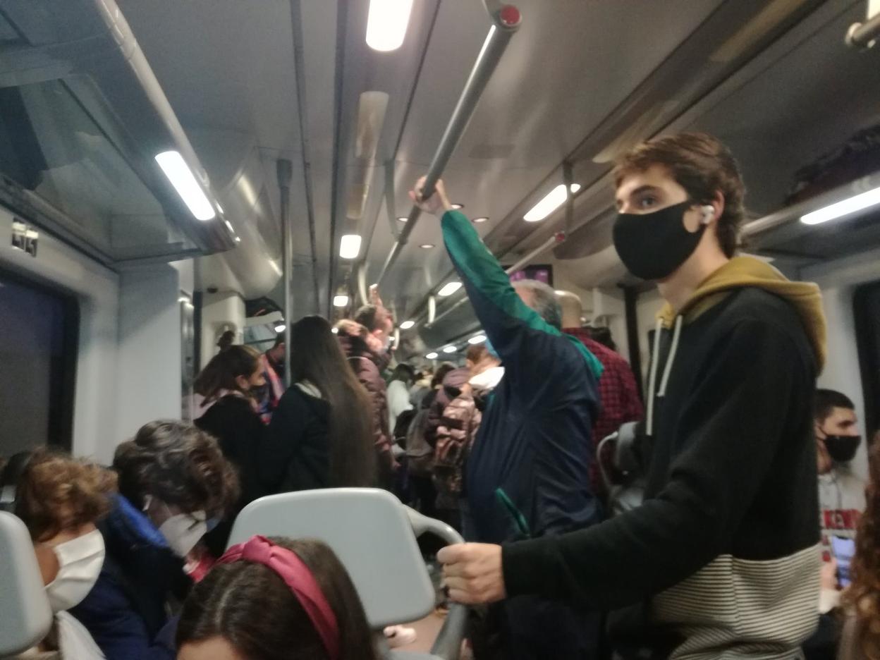 Imagen tomada ayer a las 8.26 en un tren que circulaba de Gijón a Oviedo. 