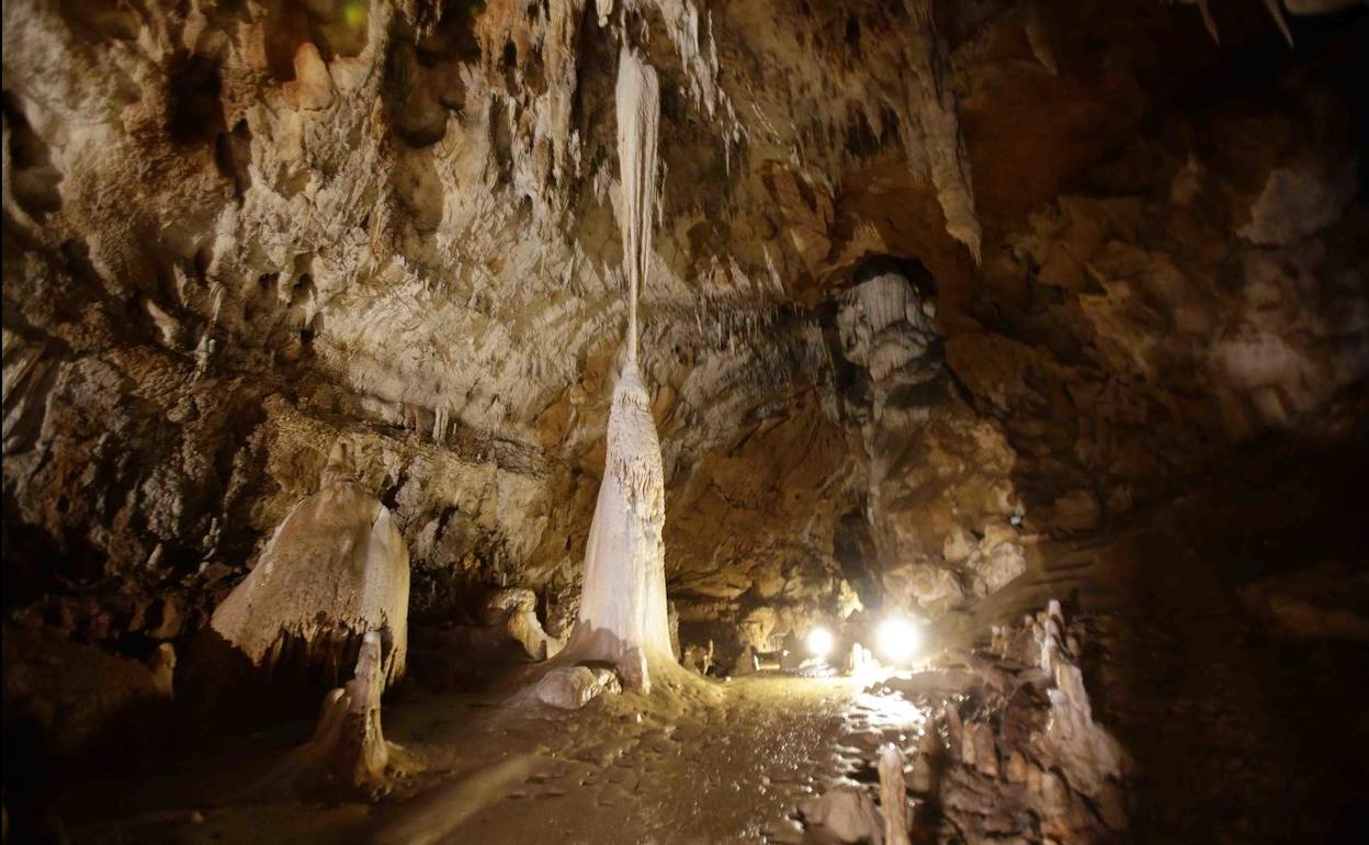 La crecida del río San Miguel obliga a cerrar la cueva de Tito Bustillo