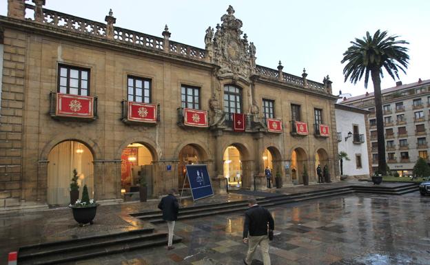 Dos metros de distancia entre premiados y autoridades