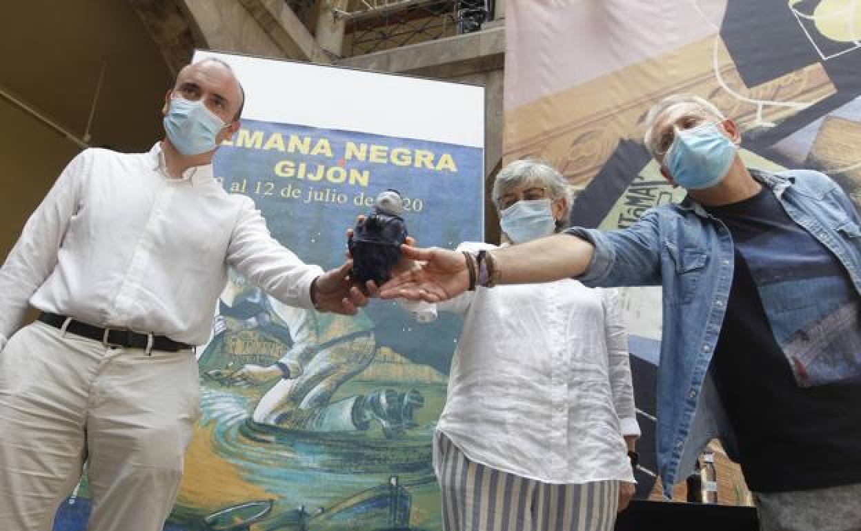 La alcaldesa reta a los críticos con la Semana Negra a demostrar que no aporta a la ciudad