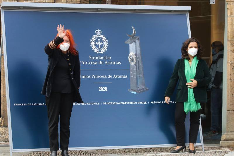 Carlos Sainz, Princesa de los Deportes, Cristina Fuentes La Roche, directora del festival para Latinoamérica y de proyectos internacionales, y María Sheila Cremaschi, directora para España, en representación del Hay Festival of Literature &Arts y algunos de los sanitarios que recogerán el Princesa de la Concordia fueron llegando al Reconquista.