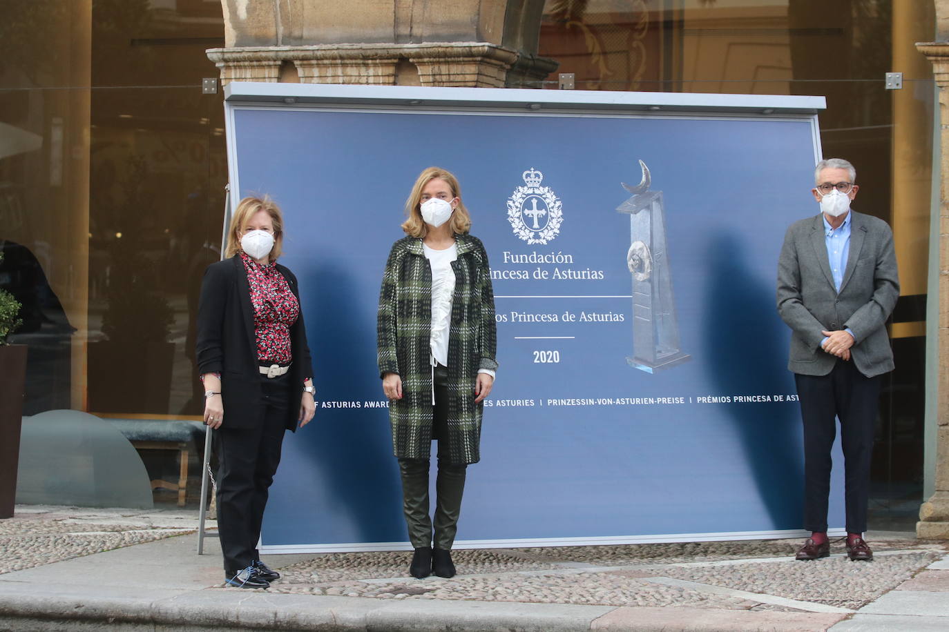 Carlos Sainz, Princesa de los Deportes, Cristina Fuentes La Roche, directora del festival para Latinoamérica y de proyectos internacionales, y María Sheila Cremaschi, directora para España, en representación del Hay Festival of Literature &Arts y algunos de los sanitarios que recogerán el Princesa de la Concordia fueron llegando al Reconquista.