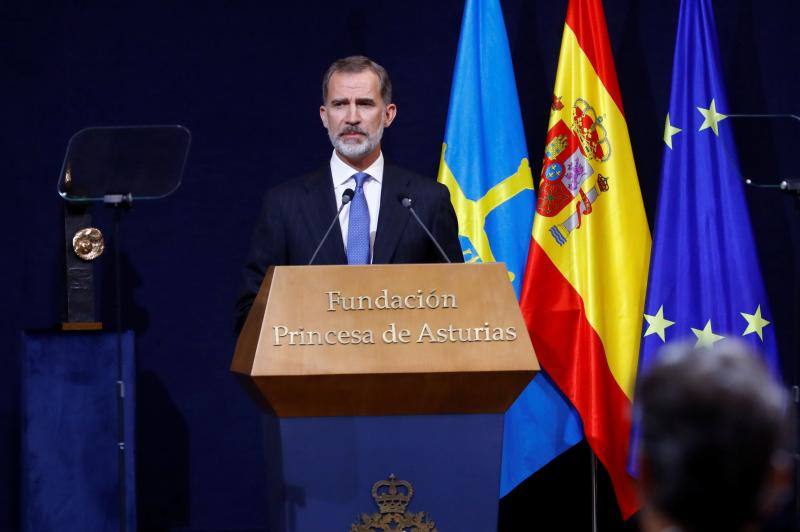 Los Reyes, acompañados por sus hijas la princesa Leonor y la infanta Sofía, disfrutaron de una edición atípica de los Premios Príncipe de Asturias 2020, marcada por la pandemia y por unas estrictas medidas de seguridad, tanto en el acto central en el Reconquista como en las actividades de la Fábrica.