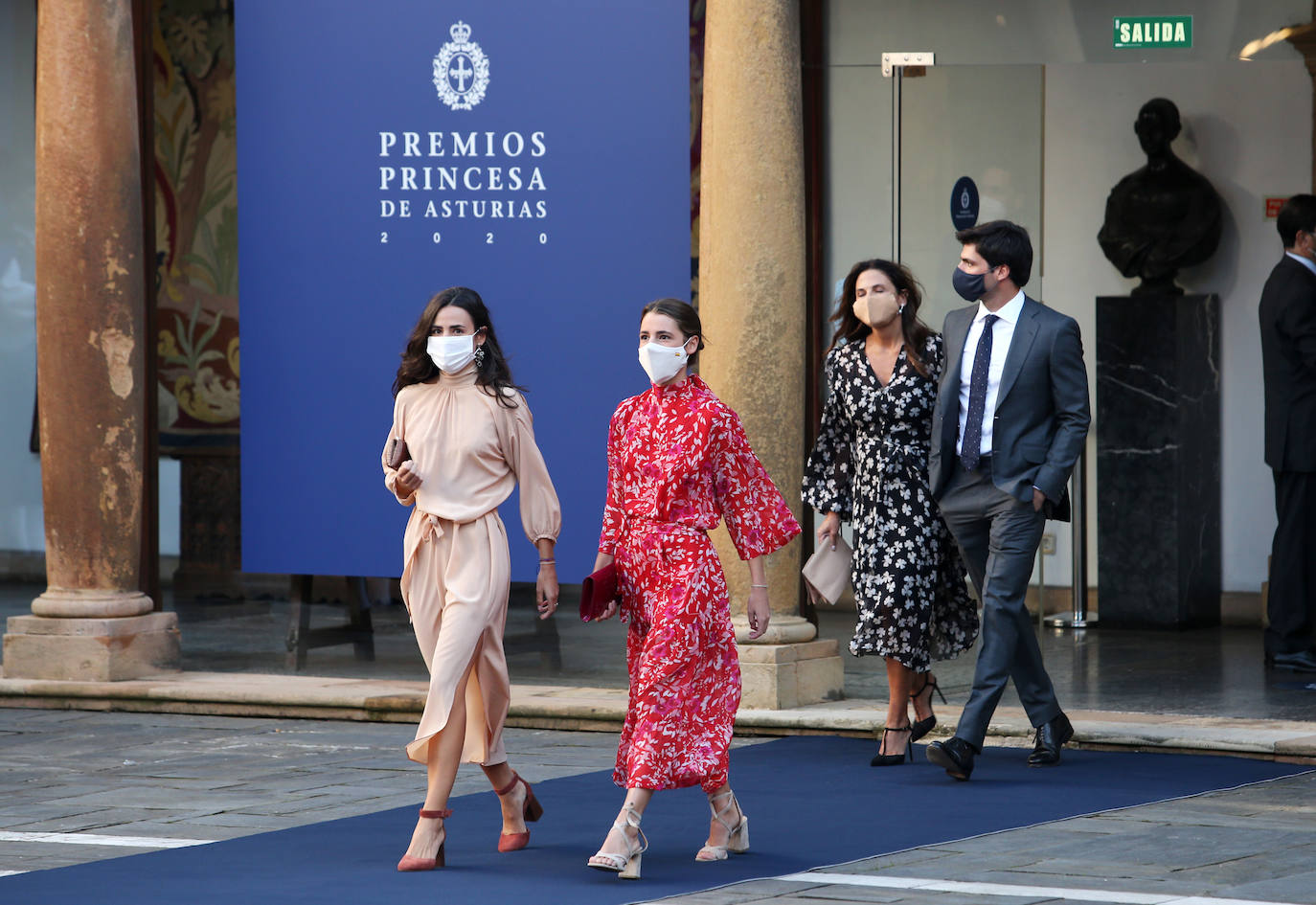 Fueron menos de medio centenar de personas las que accedieron al interior del salón del Hotel Reconquista donde este año, de manera excepcional, tuvo lugar la ceremonia de entrega de los Premios Princesa de Asturias.