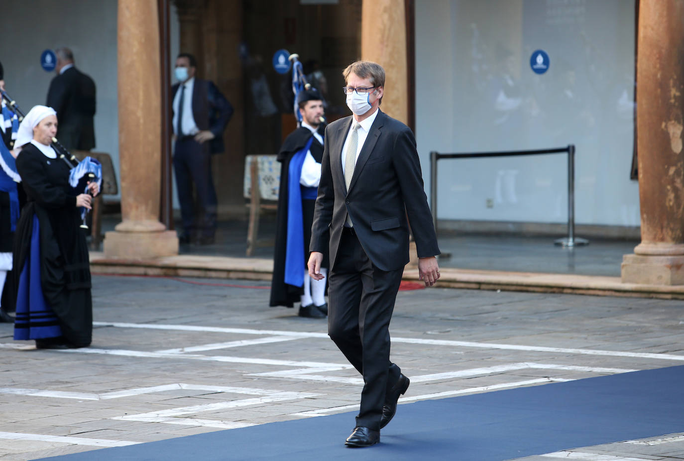 Fueron menos de medio centenar de personas las que accedieron al interior del salón del Hotel Reconquista donde este año, de manera excepcional, tuvo lugar la ceremonia de entrega de los Premios Princesa de Asturias.