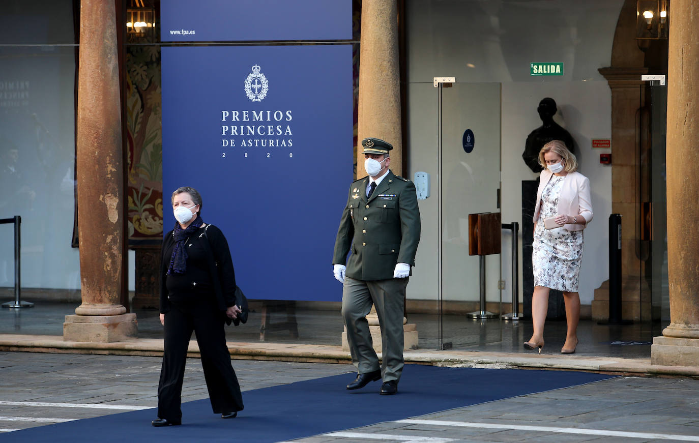 Fueron menos de medio centenar de personas las que accedieron al interior del salón del Hotel Reconquista donde este año, de manera excepcional, tuvo lugar la ceremonia de entrega de los Premios Princesa de Asturias.