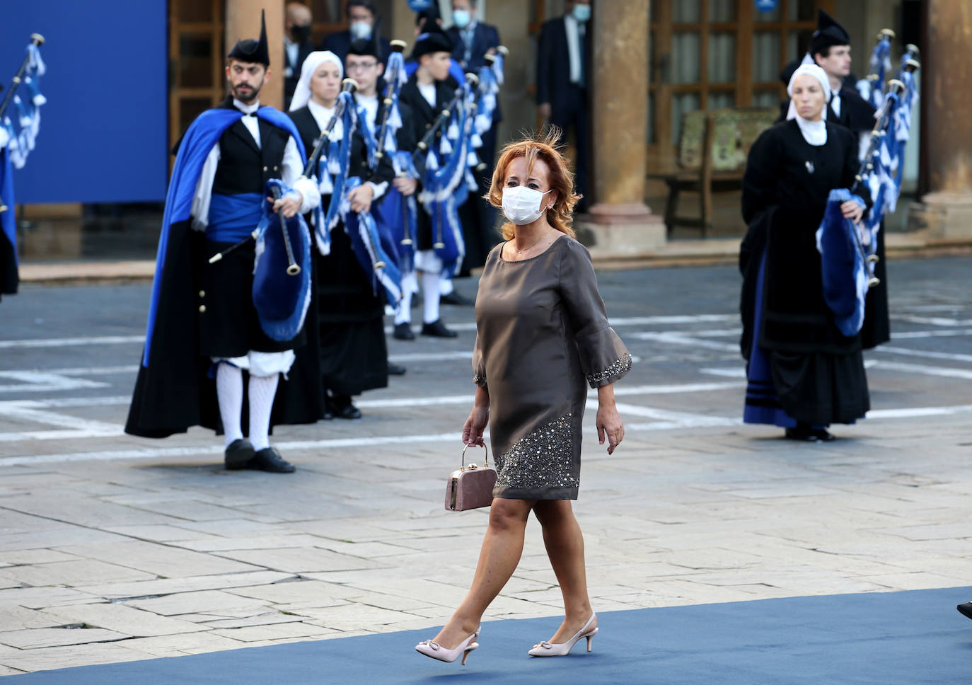 Fueron menos de medio centenar de personas las que accedieron al interior del salón del Hotel Reconquista donde este año, de manera excepcional, tuvo lugar la ceremonia de entrega de los Premios Princesa de Asturias.