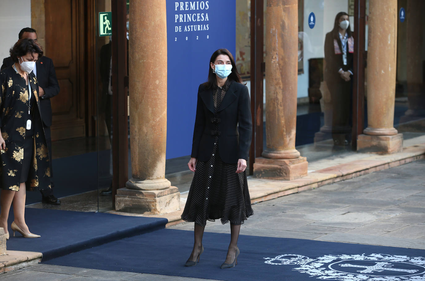 Fueron menos de medio centenar de personas las que accedieron al interior del salón del Hotel Reconquista donde este año, de manera excepcional, tuvo lugar la ceremonia de entrega de los Premios Princesa de Asturias.