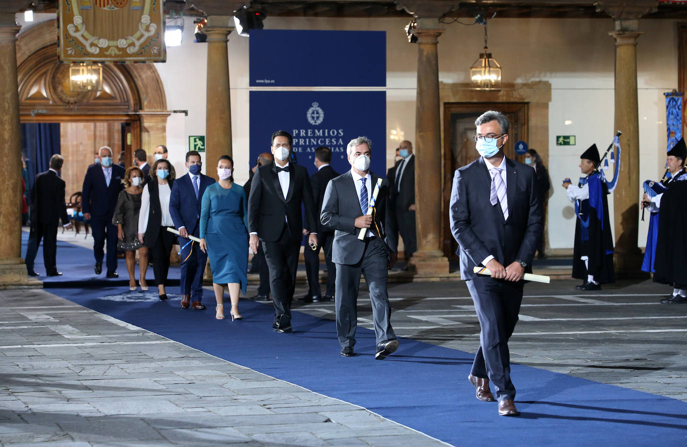 Fueron menos de medio centenar de personas las que accedieron al interior del salón del Hotel Reconquista donde este año, de manera excepcional, tuvo lugar la ceremonia de entrega de los Premios Princesa de Asturias.