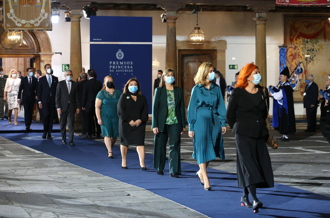 Fueron menos de medio centenar de personas las que accedieron al interior del salón del Hotel Reconquista donde este año, de manera excepcional, tuvo lugar la ceremonia de entrega de los Premios Princesa de Asturias.