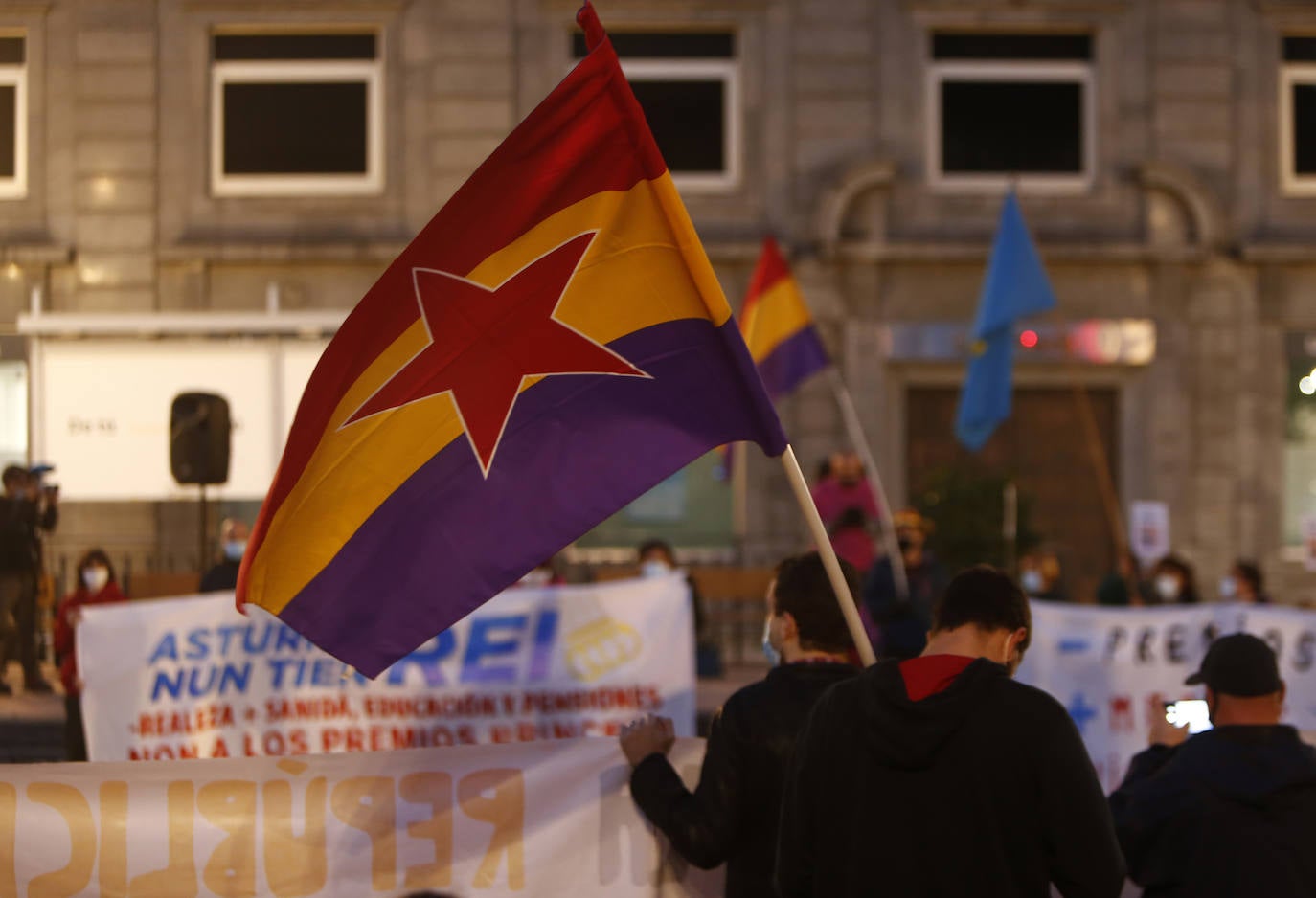Más de un centenar de personas recorrió la ciudad entre banderas republicanas y consignas contra la Familia Real en una manifestación que arrancó en el Milán y marchó hasta la Escandalera reivindicando a la Asturias antimonárquica. También en la Escandalera, pero con anterioridad, tuvo lugar una concentración por los derechos de los santarios.