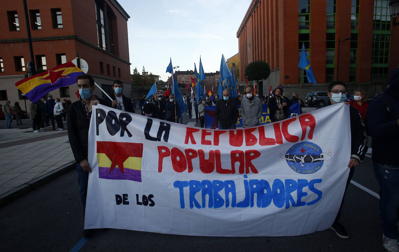 Más de un centenar de personas recorrió la ciudad entre banderas republicanas y consignas contra la Familia Real en una manifestación que arrancó en el Milán y marchó hasta la Escandalera reivindicando a la Asturias antimonárquica. También en la Escandalera, pero con anterioridad, tuvo lugar una concentración por los derechos de los santarios.