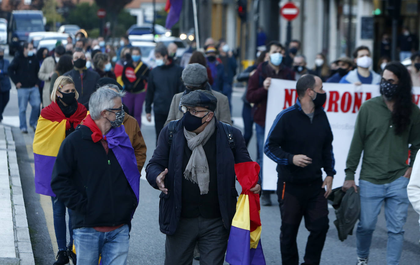Más de un centenar de personas recorrió la ciudad entre banderas republicanas y consignas contra la Familia Real en una manifestación que arrancó en el Milán y marchó hasta la Escandalera reivindicando a la Asturias antimonárquica. También en la Escandalera, pero con anterioridad, tuvo lugar una concentración por los derechos de los santarios.
