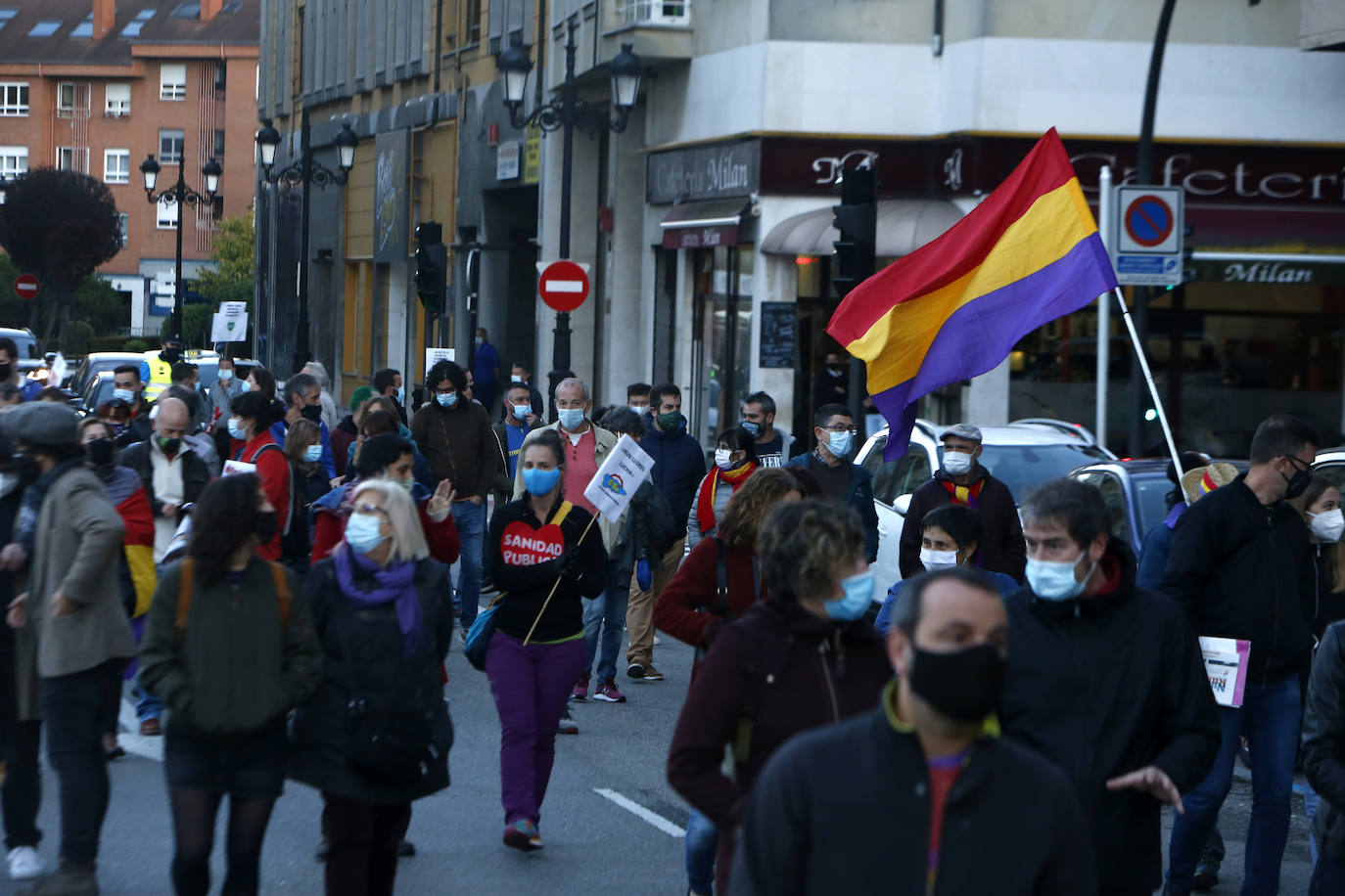 Más de un centenar de personas recorrió la ciudad entre banderas republicanas y consignas contra la Familia Real en una manifestación que arrancó en el Milán y marchó hasta la Escandalera reivindicando a la Asturias antimonárquica. También en la Escandalera, pero con anterioridad, tuvo lugar una concentración por los derechos de los santarios.