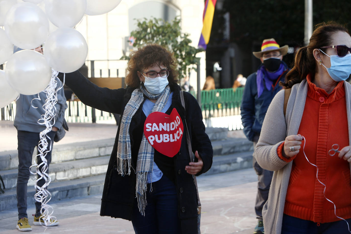 Más de un centenar de personas recorrió la ciudad entre banderas republicanas y consignas contra la Familia Real en una manifestación que arrancó en el Milán y marchó hasta la Escandalera reivindicando a la Asturias antimonárquica. También en la Escandalera, pero con anterioridad, tuvo lugar una concentración por los derechos de los santarios.