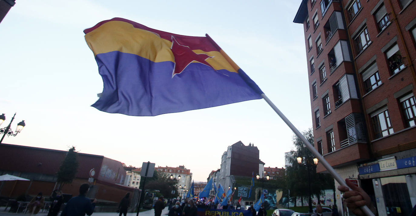 Más de un centenar de personas recorrió la ciudad entre banderas republicanas y consignas contra la Familia Real en una manifestación que arrancó en el Milán y marchó hasta la Escandalera reivindicando a la Asturias antimonárquica. También en la Escandalera, pero con anterioridad, tuvo lugar una concentración por los derechos de los santarios.