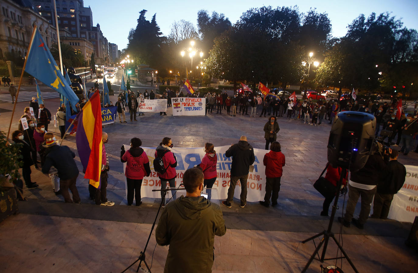 Más de un centenar de personas recorrió la ciudad entre banderas republicanas y consignas contra la Familia Real en una manifestación que arrancó en el Milán y marchó hasta la Escandalera reivindicando a la Asturias antimonárquica. También en la Escandalera, pero con anterioridad, tuvo lugar una concentración por los derechos de los santarios.