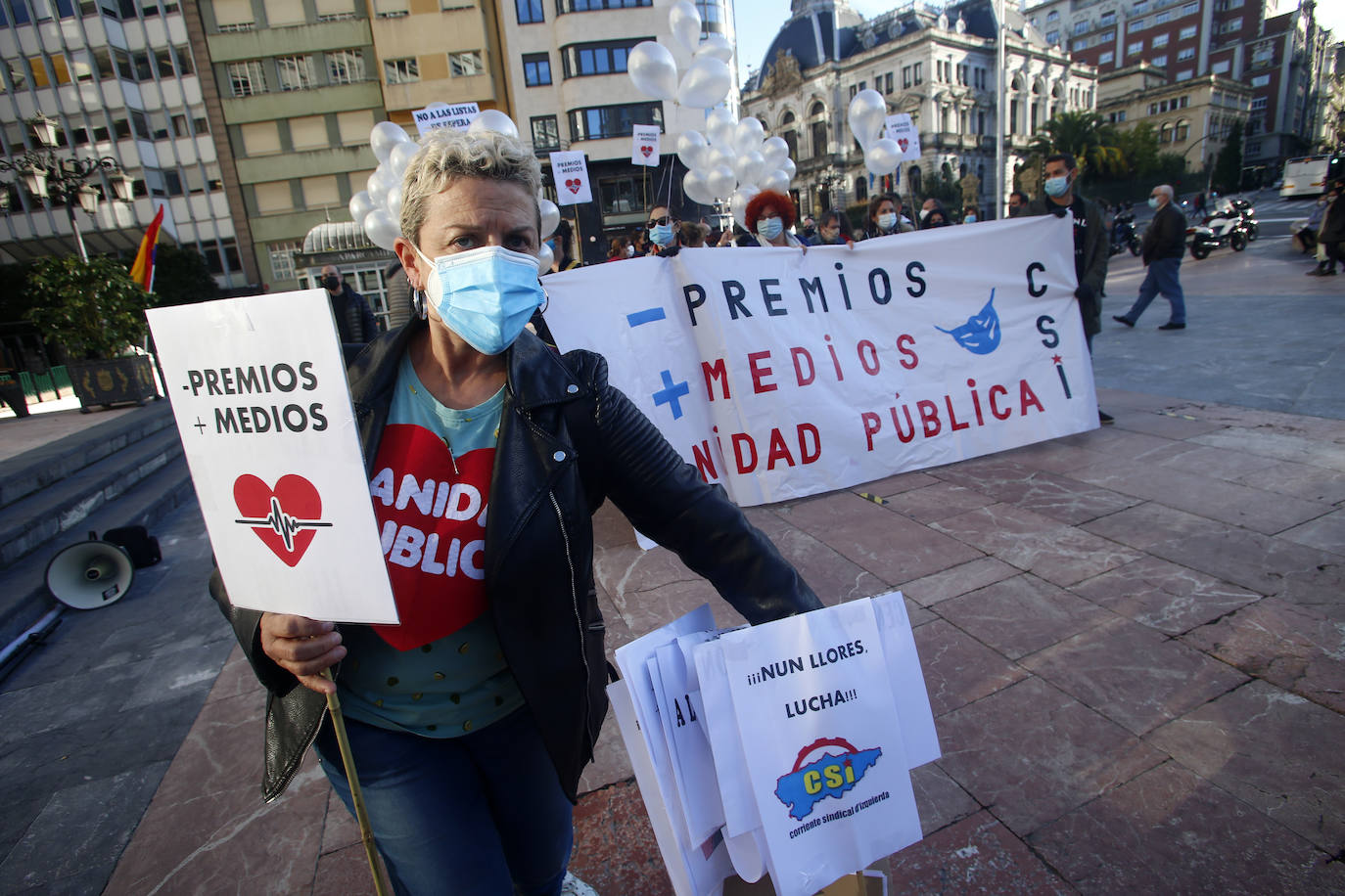 Más de un centenar de personas recorrió la ciudad entre banderas republicanas y consignas contra la Familia Real en una manifestación que arrancó en el Milán y marchó hasta la Escandalera reivindicando a la Asturias antimonárquica. También en la Escandalera, pero con anterioridad, tuvo lugar una concentración por los derechos de los santarios.