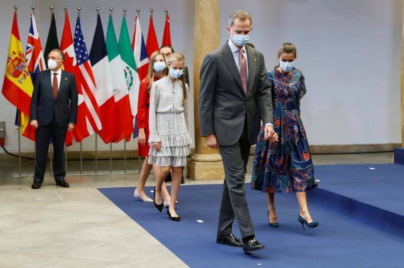 Los Reyes Felipe VI y Letizia y su hijas, la Princesa Leonor y la Infanta Sofía, han recibido a los presidentes de los jurados de los Premios Princesa de Asturias, los patronos de la Fundación Princesa de Asturias y los galardonados este viernes, en el Hotel Reconquista de Oviedo.