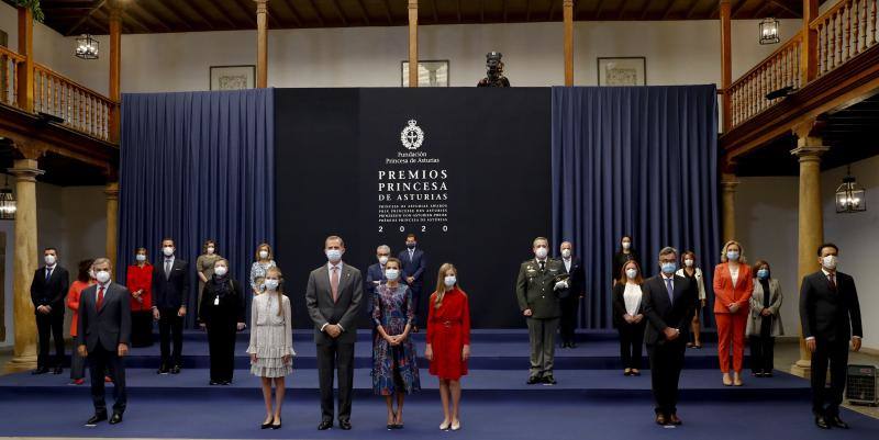 Los Reyes Felipe VI y Letizia y su hijas, la Princesa Leonor y la Infanta Sofía, han recibido a los presidentes de los jurados de los Premios Princesa de Asturias, los patronos de la Fundación Princesa de Asturias y los galardonados este viernes, en el Hotel Reconquista de Oviedo.