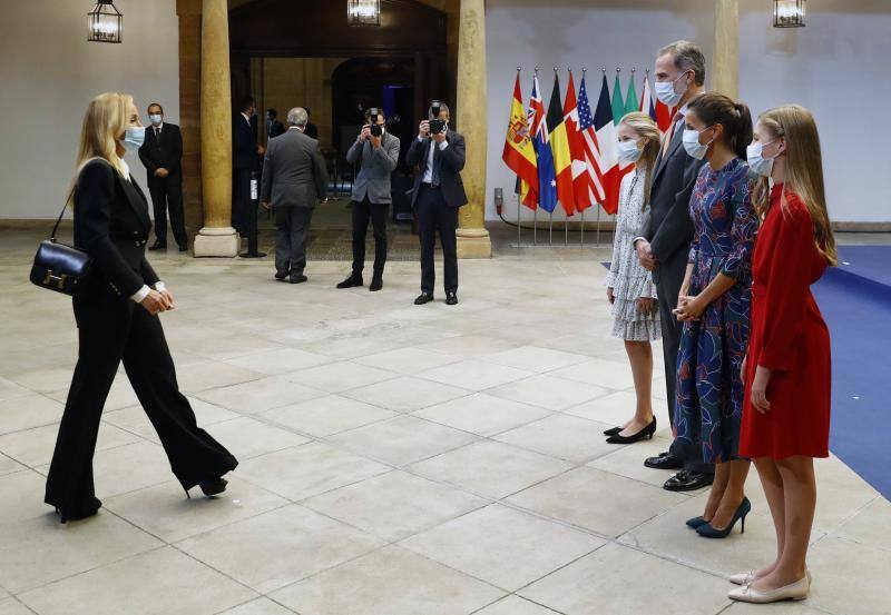 Los Reyes Felipe VI y Letizia y su hijas, la Princesa Leonor y la Infanta Sofía, han recibido a los presidentes de los jurados de los Premios Princesa de Asturias, los patronos de la Fundación Princesa de Asturias y los galardonados este viernes, en el Hotel Reconquista de Oviedo.