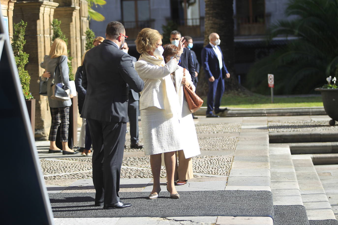 La Reina Sofía ha llegado este viernes al mediodía a Oviedo para asistir a la ceremonia de entrega de los Premios Princesa de Asturias 