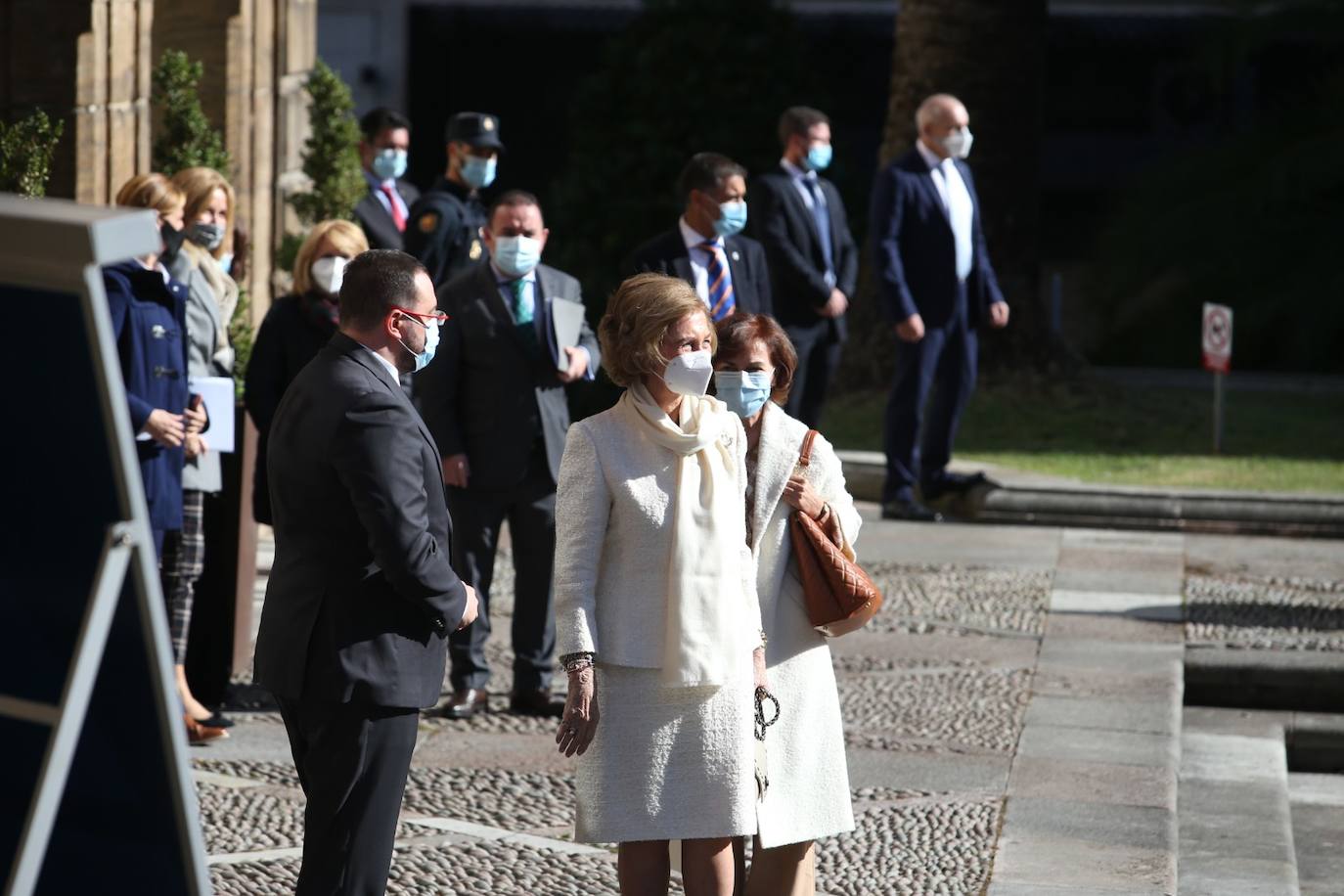 Premiados, patronos de la Fundación Princesa de Asturias y presidentes de los jurados de cada uno de los galardones han acudido a la recepción que la Familia Real ha ofrecido en el Hotel de la Reconquista.