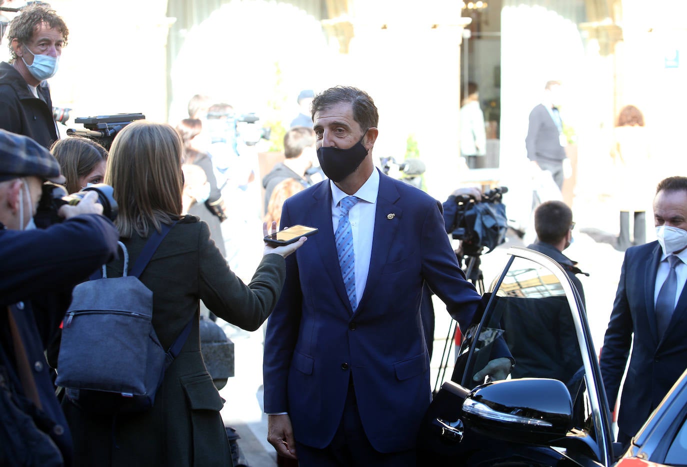 Premiados, patronos de la Fundación Princesa de Asturias y presidentes de los jurados de cada uno de los galardones han acudido a la recepción que la Familia Real ha ofrecido en el Hotel de la Reconquista.