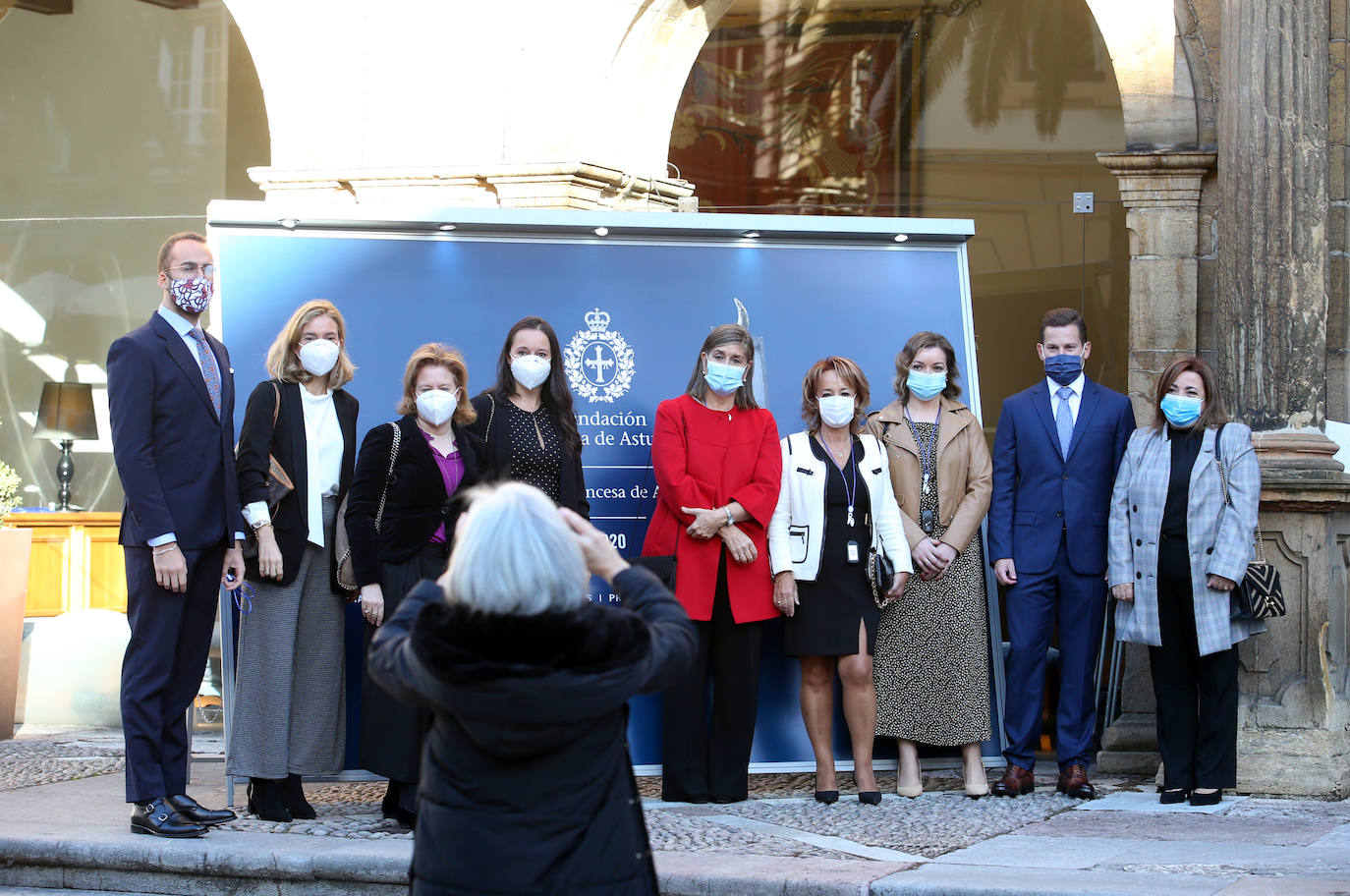 Premiados, patronos de la Fundación Princesa de Asturias y presidentes de los jurados de cada uno de los galardones han acudido a la recepción que la Familia Real ha ofrecido en el Hotel de la Reconquista.