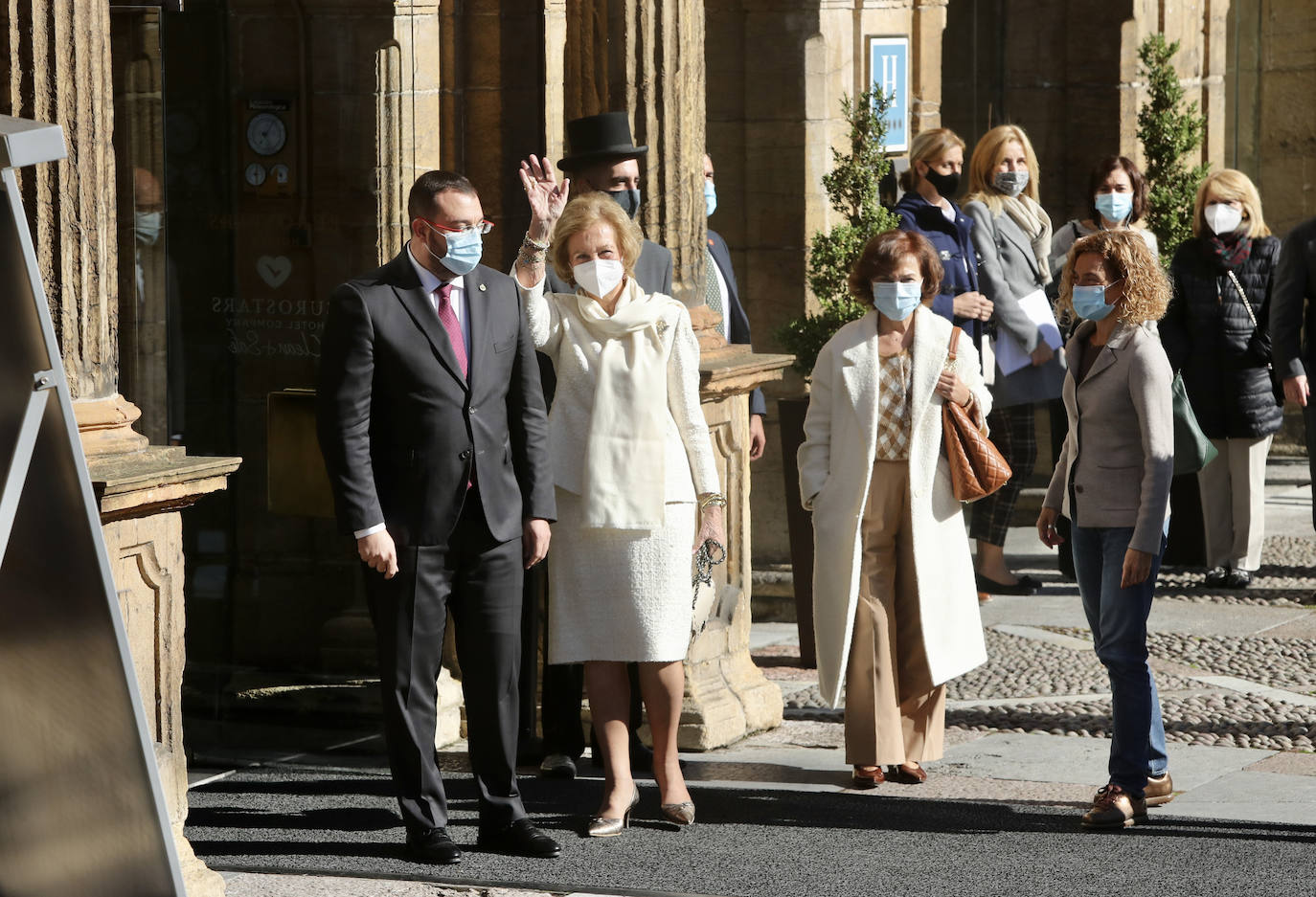 Premiados, patronos de la Fundación Princesa de Asturias y presidentes de los jurados de cada uno de los galardones han acudido a la recepción que la Familia Real ha ofrecido en el Hotel de la Reconquista.