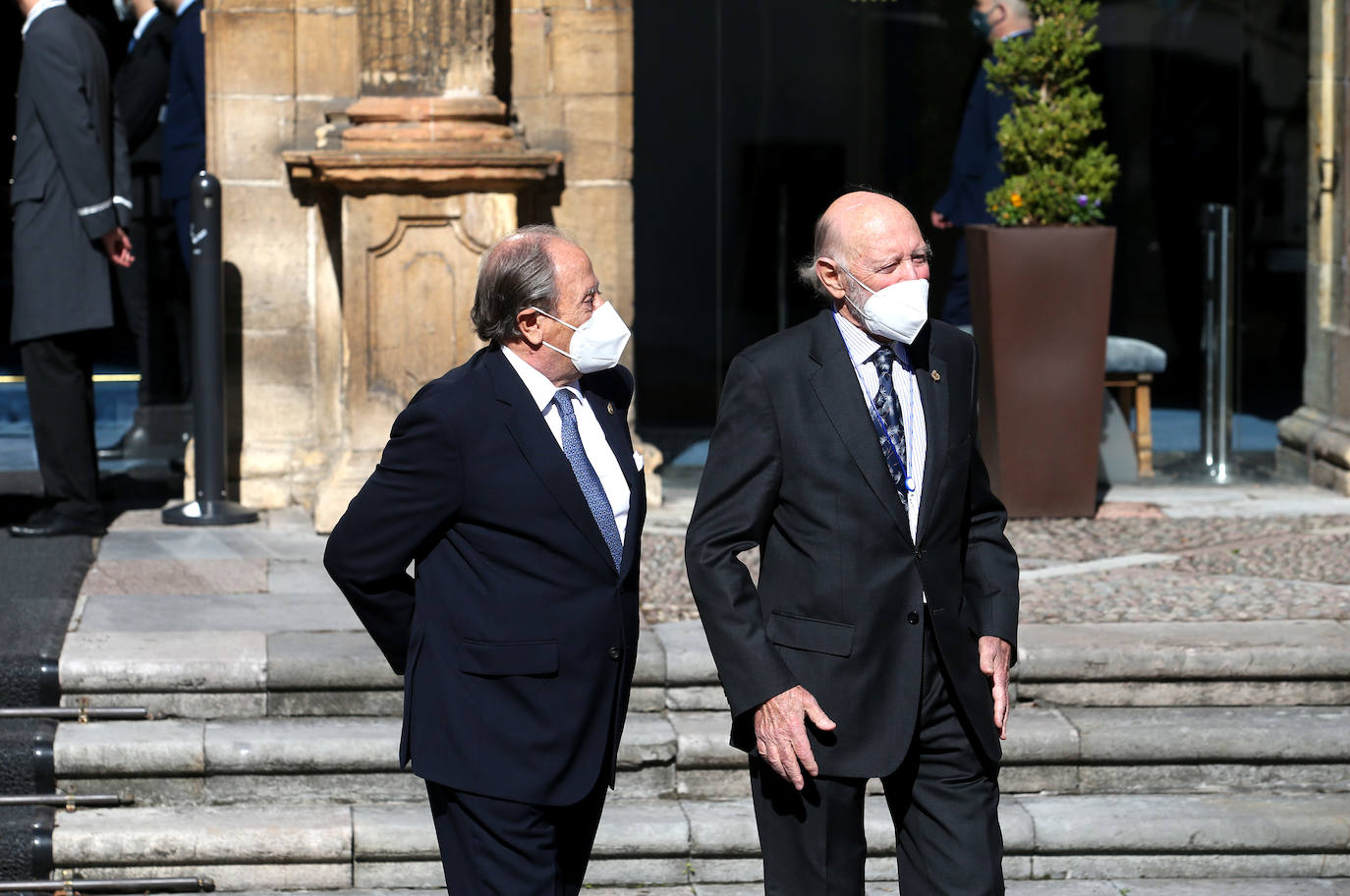 Premiados, patronos de la Fundación Princesa de Asturias y presidentes de los jurados de cada uno de los galardones han acudido a la recepción que la Familia Real ha ofrecido en el Hotel de la Reconquista.