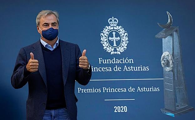 Carlos Sainz, Premio Princesa de Asturias de los Deportes, a su llegada a Oviedo.